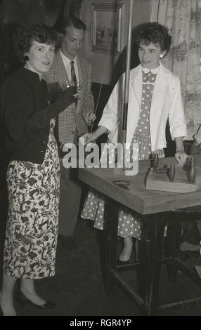 Degli anni Cinquanta, storico, due signore riproduzione di un tradizionale gioco britannico di bar o tabella birilli in un pub, Inghilterra, Regno Unito. Foto Stock