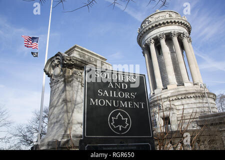 I soldati e marinai Memorial monumento situato a 89Street e Riverside Drive in Riverside Park nella Upper West Side di Manhattan, New York City, commemora Unione esercito di soldati e marinai che hanno servito nella guerra civile americana. Si tratta di una versione ingrandita dell'Choragic monumento di Lysicrates ad Atene ed è stato ideato dalla ditta di Stoughton & Stoughton con Paolo E. M. DuBoy. Foto Stock