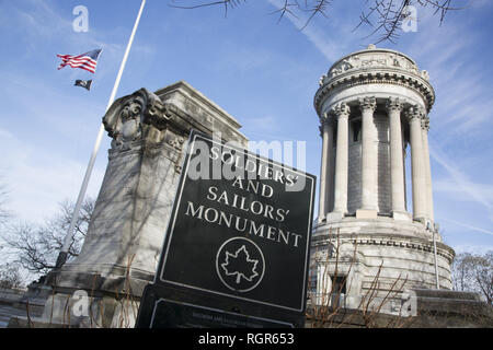 I soldati e marinai Memorial monumento situato a 89Street e Riverside Drive in Riverside Park nella Upper West Side di Manhattan, New York City, commemora Unione esercito di soldati e marinai che hanno servito nella guerra civile americana. Si tratta di una versione ingrandita dell'Choragic monumento di Lysicrates ad Atene ed è stato ideato dalla ditta di Stoughton & Stoughton con Paolo E. M. DuBoy. Foto Stock