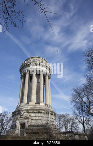 I soldati e marinai Memorial monumento situato a 89Street e Riverside Drive in Riverside Park nella Upper West Side di Manhattan, New York City, commemora Unione esercito di soldati e marinai che hanno servito nella guerra civile americana. Si tratta di una versione ingrandita dell'Choragic monumento di Lysicrates ad Atene ed è stato ideato dalla ditta di Stoughton & Stoughton con Paolo E. M. DuBoy. Foto Stock