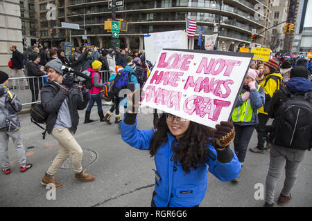 Terza edizione della Donna nel marzo 2019 nella città di New York. Gli attivisti brasiliano rendono il loro malcontento con il nuovo governo Bolsonaro noto. Foto Stock