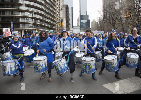 Terza edizione della Donna nel marzo 2019 nella città di New York. La città di New York-based tutte le donne Brasiliano con Samba Reggae linea tamburo Fogo Azul (Blue Fire) porta le donne del marzo di fronte Central Park South in New York City. Foto Stock