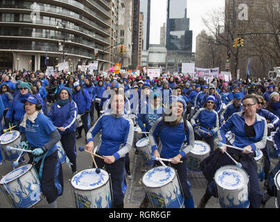 Terza edizione della Donna nel marzo 2019 nella città di New York. La città di New York-based tutte le donne Brasiliano con Samba Reggae linea tamburo Fogo Azul (Blue Fire) porta le donne del marzo di fronte Central Park South in New York City. Foto Stock