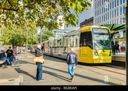 2 Novembre 2018: Manchester, Regno Unito - Metrolink tram in Piazza San Pietro in autunno sunshine. Foto Stock