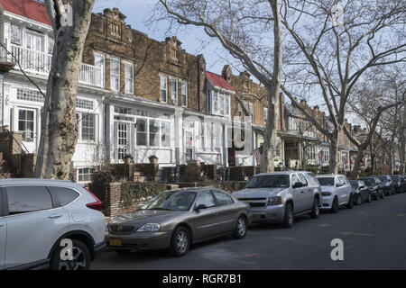 Tranquilla strada residenziale con bandierine americane visualizzati in Windsor Terrace quartiere di Brooklyn, New York. Foto Stock