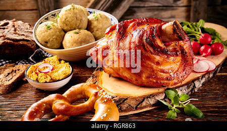 Cucina tradizionale tedesca, Schweinshax prosciutto arrosto hock, pretzel con formaggio obatzter delicatezza Foto Stock