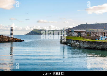 Il pittoresco porto sulle rive della Baia di Carnlough. Tipico villaggio in Irlanda del Nord. Foto Stock