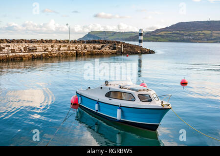 Il pittoresco porto sulle rive della Baia di Carnlough. Tipico villaggio in Irlanda del Nord. Foto Stock