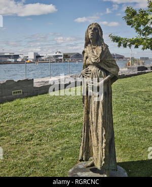 La scultura in bronzo di gravidanza immigrato irlandese dalla grande carestia del 1847, l'Irlanda Park, Toronto, Ontario, Canada Foto Stock