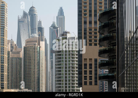 DUBAI, Emirati Arabi Uniti - 15 Febbraio 2018: Vista di moderni grattacieli nella luce del mattino nella Marina di Dubai, UAE Foto Stock