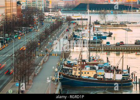 Helsinki, Finlandia. Vista di Pohjoisranta Street e navi, barche e yacht ormeggiati vicino al molo in serata. Foto Stock