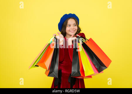 Felice shopping online. Compleanno e i regali di Natale. International giorno. grande vendita nel centro commerciale per lo shopping. piccole bambine con borse per lo shopping. Proprio business. Acquisto di Nizza. Foto Stock