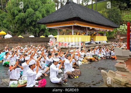 Preghiere a Puru Tirtha Empul temple, Bali, Indonesia Foto Stock