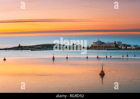 Helsinki, Finlandia. Paesaggio con Liuskasaari Pier, Jetty in Inverno tempo di Sunrise. Mare tranquillo superficie di acqua alla mattina presto vicino Liuskasaari. Foto Stock