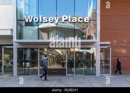 Ingresso al Wolsey posto indoor shopping mall a Woking town center con gli acquirenti a piedi passato, Surrey, Regno Unito Foto Stock