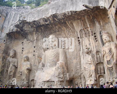 Luoyang le Grotte di Longmen. Rotture di Buddha e le grotte di pietra e sculture in Le Grotte di Longmen a Luoyang, Cina. Preso il 14 ottobre 2018. Foto Stock