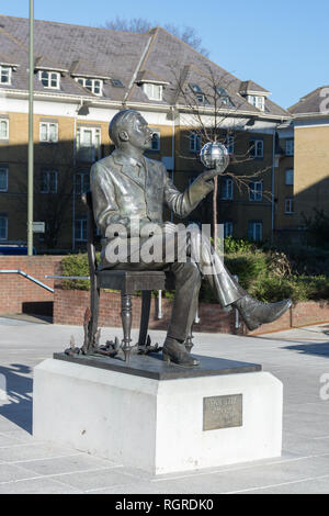 La statua del famoso autore di HG Wells da Wesley W Harland a Victoria Gate di Woking, Surrey, Regno Unito. Foto Stock