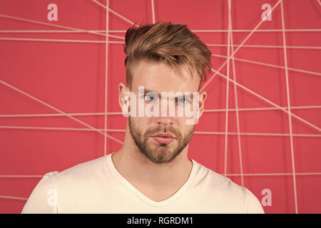 Macho con la barba sulla faccia di barba lunga. Uomo Barbuto con i capelli biondi e taglio di capelli alla moda. Bel ragazzo con sani giovane faccia di pelle. Cura dei capelli nel salone o barbiere. Mens bellezza e cura della pelle e della cura del corpo Foto Stock