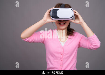 Giovane donna asiatica con realtà virtuale occhiali VR Foto Stock