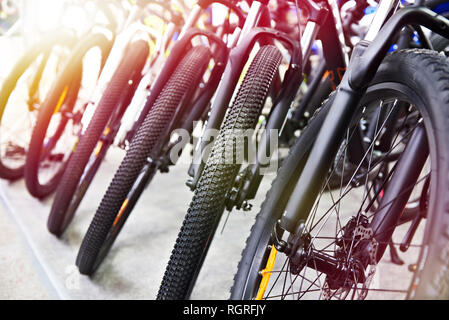 Fila moderno mountain bike nel negozio di articoli sportivi Foto Stock