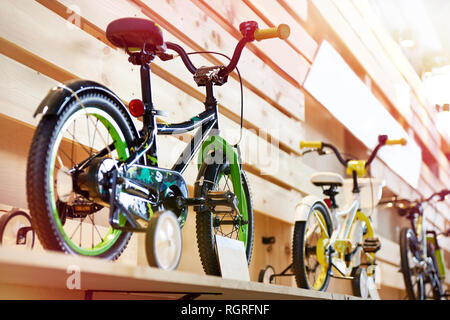 Biciclette per bambini in un negozio di articoli sportivi Foto stock - Alamy
