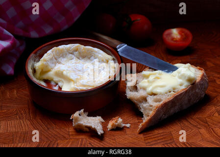 Franzoesischer Weichkaese in Tontopf, Saint-Marcellin, Frankreich Foto Stock