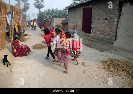 India. Bihar. Busman village. I bambini a piedi per ricevere la loro prima colazione gratuita. Foto Stock