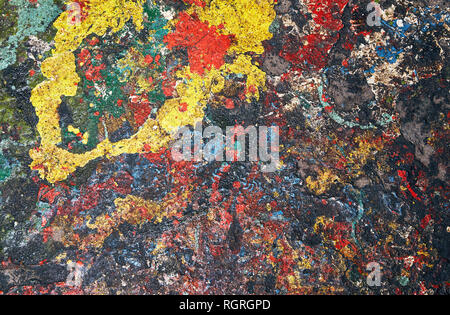 Abstract sfondo formato da vernice colorata casualmente macchie versato sul pavimento Foto Stock