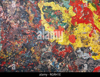 Abstract sfondo formato da vernice colorata casualmente macchie versato sul pavimento Foto Stock