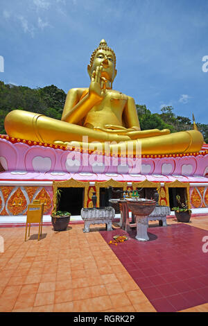 Sitzender goldener Buddha, Tempel Wat Khao Rang, Phuket, Tailandia Foto Stock