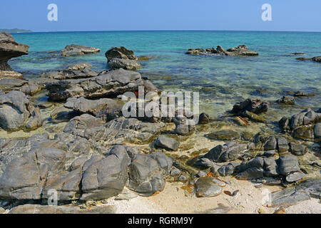 Strand mit Kalksteinfelsen, Koh Khai Island, Thailandia Foto Stock