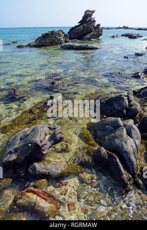 Strand mit Kalksteinfelsen, Koh Khai Island, Thailandia Foto Stock