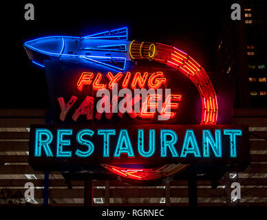 Flying Yankee Ristorante insegna al neon shot di notte a Boston. Conservato insieme ad altri segni su Rose Fitzgerald Kennedy Greenway. Foto Stock