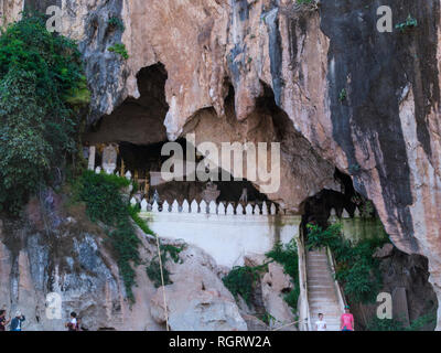 Vicino a Pak Ou Tham Ting e Tham Theung grotte si affacciano sul fiume Mekong 25 km a nord di Luang Prabang, Laos Foto Stock