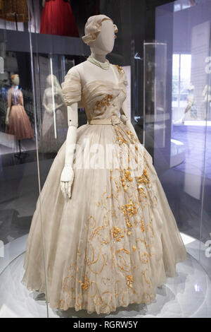 Un abito ricamato realizzato per e indossato dalla principessa Margaret per il suo ventunesimo compleanno in mostra sui "Christian Dior: progettista dei sogni" mostra presso il Foto Stock