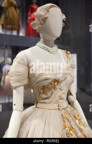 Un abito ricamato realizzato per e indossato dalla principessa Margaret per il suo ventunesimo compleanno in mostra sui "Christian Dior: progettista dei sogni" mostra presso il Foto Stock