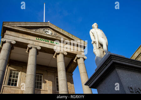 Il carattere distintivo di Davy statua al di fuori di Lloyds building cupola in Penzance, Cornwall, Regno Unito Foto Stock