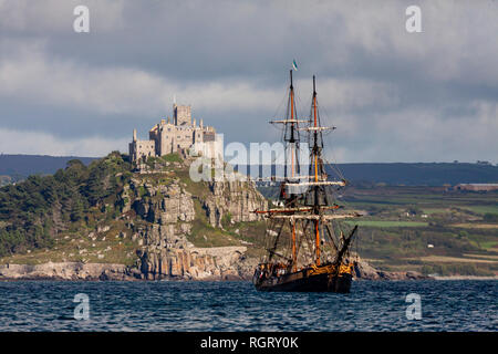 Il Phoenix nella parte anteriore del St Michaels Mount su una mattina d'estate Foto Stock