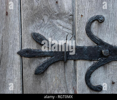 Vecchia porta di legno con cerniere di ferro Foto Stock