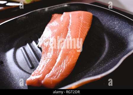 Rosa di filetto di salmone in una padella prima della cottura. Foto Stock