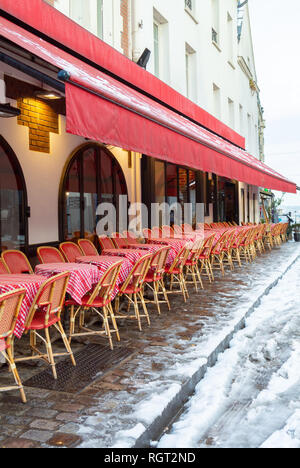 Un Cafe' Parigino in strada di Montmartre area sotto la neve, Parigi, Francia Foto Stock