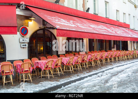 Un Cafe' Parigino in strada di Montmartre area sotto la neve, Parigi, Francia Foto Stock