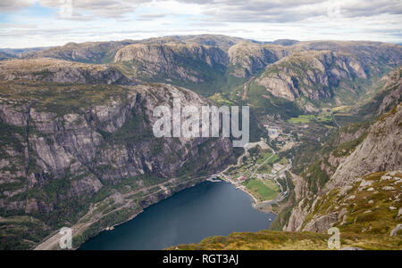 Vista aerea di Lysebotn villaggio alla fine del Lysefjord (Lysefjorden) da Kjerag (o Kiragg) Plateau, una popolare destinazione turistica in Forsand municip Foto Stock