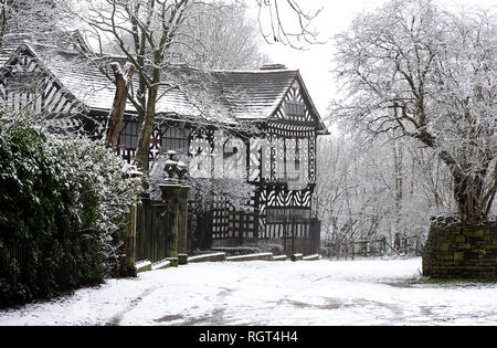 Hall mi esimo museo del legno nella neve, Bolton, Lancashire. Il XVI secolo Manor House è stata la casa di Samuel Crompton nel XVIII secolo dove egli inve Foto Stock