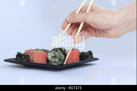 Sushi set - diversi tipi di maki sushi e bastoncini Foto Stock
