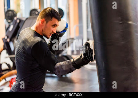 Boxer maschio non uppercut in una palestra moderna Foto Stock