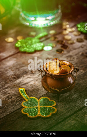 Il giorno di San Patrizio nel concetto con shamrock foglie e pentola di monete Foto Stock