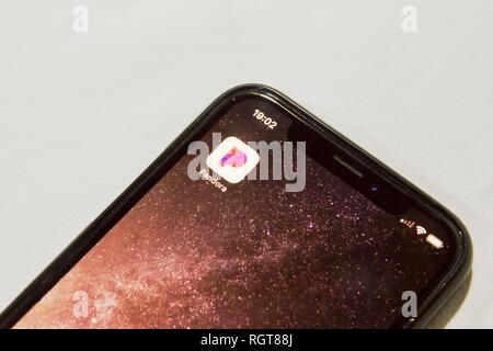 Pandora app su un iPhone X contro uno sfondo bianco. Pandora è un noi servizio di streaming musicale. Foto Stock