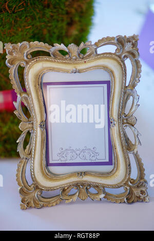 Prospettiva verticale di un invecchiato in legno abbellita picture frame con copia spazio, riutilizzato vintage materiali usati per le decorazioni interior design Foto Stock