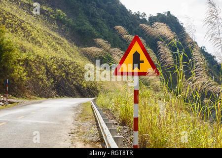 Avvertenza cartello stradale su una strada di montagna, Vietnam Foto Stock